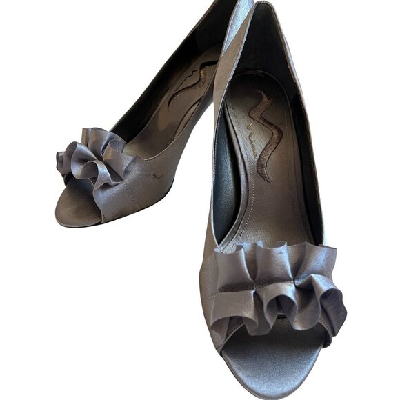 Nina Fulvia Women's Light Pewter Satin Ruffle Peep Toe Pump Heels Size US 7.5 M - Picture 2 of 7